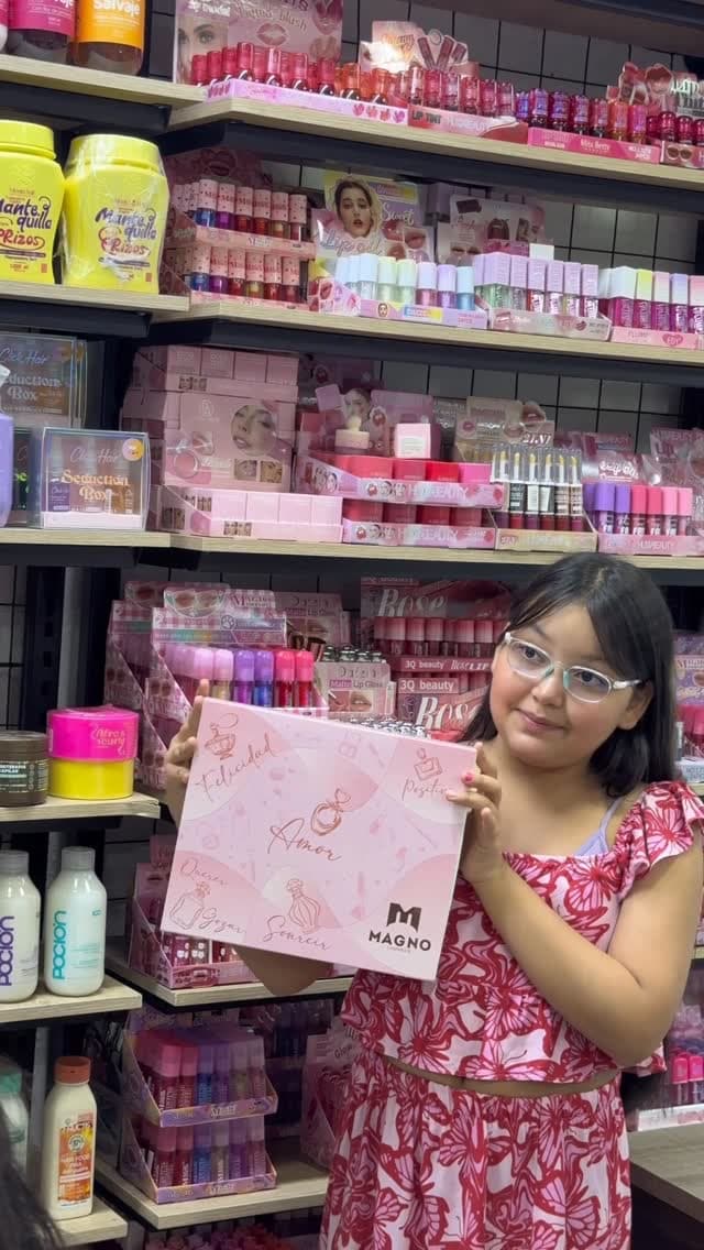 Presentación de productos de Magno Cosmetics en una tienda de cosméticos